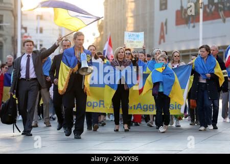 Una parata pacifica si è tenuta a sostegno del popolo ucraino in Piazza Ban Josip Jelacic a Zagabria, Croazia, il 24 marzo 2022. Insieme ai membri della comunità Ucraina nella città di Zagabria, Vasyl Kyrylych, ambasciatore dell'Ucraina in Croazia, si unì alla parata. Foto: Marin Tironi/PIXSELL Foto Stock