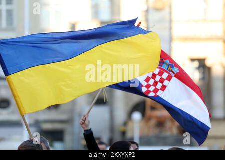 Una parata pacifica si è tenuta a sostegno del popolo ucraino in Piazza Ban Josip Jelacic a Zagabria, Croazia, il 24 marzo 2022. Insieme ai membri della comunità Ucraina nella città di Zagabria, Vasyl Kyrylych, ambasciatore dell'Ucraina in Croazia, si unì alla parata. Foto: Marin Tironi/PIXSELL Foto Stock