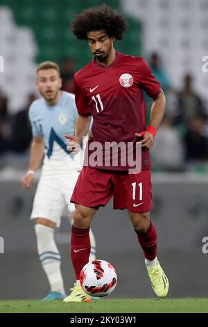 Akram Afif del Qatar controlla una palla durante la partita internazionale amichevole tra il Qatar e la Slovenia al Education City Stadium il 29 marzo 2022 a Doha, Qatar. Foto: Igor Kralj/PIXSELL Foto Stock