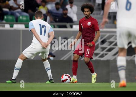 Akram Afif del Qatar controlla una palla durante la partita internazionale amichevole tra il Qatar e la Slovenia al Education City Stadium il 29 marzo 2022 a Doha, Qatar. Foto: Igor Kralj/PIXSELL Foto Stock