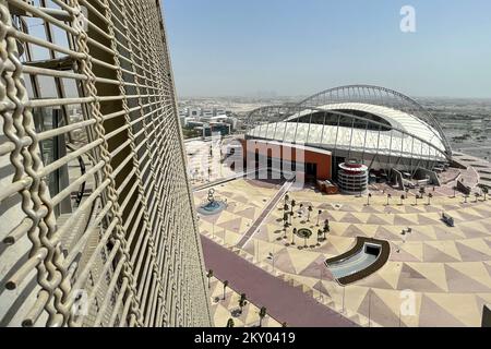 La vista dello Stadio Khalifa, che ha una capacità di 40.000 persone, e si trova a 10 km dal centro della città, ed è uno degli stadi utilizzati alla Coppa del mondo FIFA 2022, a Doha, Qatar, il 30 marzo 2022. Foto: Igor Kralj/PIXSELL Foto Stock