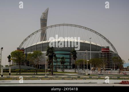 La vista dello Stadio Khalifa, che ha una capacità di 40.000 persone, e si trova a 10 km dal centro della città, ed è uno degli stadi utilizzati alla Coppa del mondo FIFA 2022, a Doha, Qatar, il 30 marzo 2022. Foto: Igor Kralj/PIXSELL Foto Stock