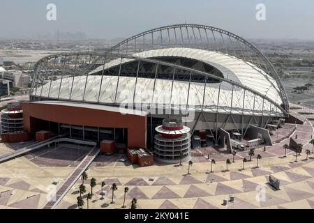 La vista dello Stadio Khalifa, che ha una capacità di 40.000 persone, e si trova a 10 km dal centro della città, ed è uno degli stadi utilizzati alla Coppa del mondo FIFA 2022, a Doha, Qatar, il 30 marzo 2022. Foto: Igor Kralj/PIXSELL Foto Stock