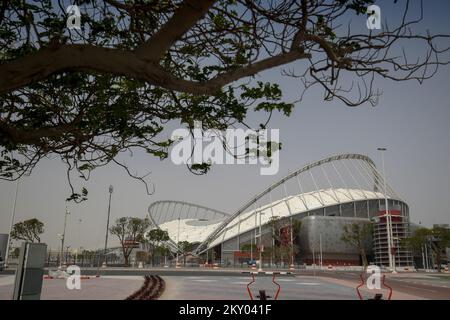 La vista dello Stadio Khalifa, che ha una capacità di 40.000 persone, e si trova a 10 km dal centro della città, ed è uno degli stadi utilizzati alla Coppa del mondo FIFA 2022, a Doha, Qatar, il 30 marzo 2022. Foto: Igor Kralj/PIXSELL Foto Stock