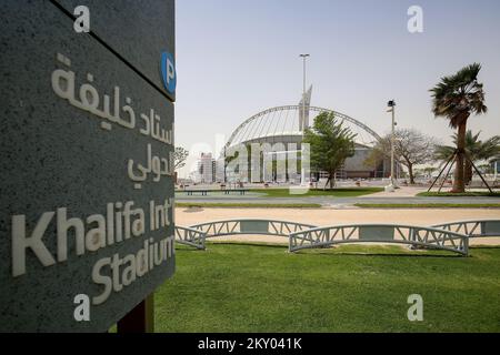 La vista dello Stadio Khalifa, che ha una capacità di 40.000 persone, e si trova a 10 km dal centro della città, ed è uno degli stadi utilizzati alla Coppa del mondo FIFA 2022, a Doha, Qatar, il 30 marzo 2022. Foto: Igor Kralj/PIXSELL Foto Stock