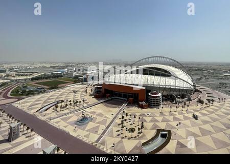 La vista dello Stadio Khalifa, che ha una capacità di 40.000 persone, e si trova a 10 km dal centro della città, ed è uno degli stadi utilizzati alla Coppa del mondo FIFA 2022, a Doha, Qatar, il 30 marzo 2022. Foto: Igor Kralj/PIXSELL Foto Stock