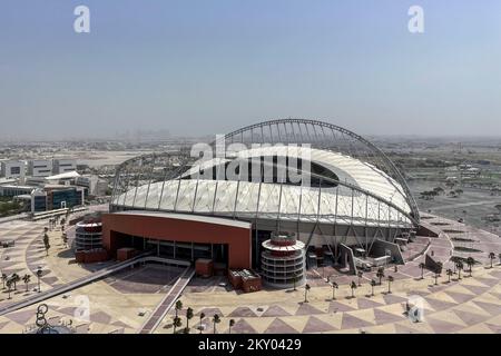 La vista dello Stadio Khalifa, che ha una capacità di 40.000 persone, e si trova a 10 km dal centro della città, ed è uno degli stadi utilizzati alla Coppa del mondo FIFA 2022, a Doha, Qatar, il 30 marzo 2022. Foto: Igor Kralj/PIXSELL Foto Stock