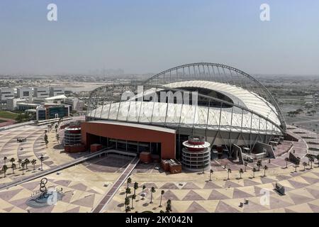 La vista dello Stadio Khalifa, che ha una capacità di 40.000 persone, e si trova a 10 km dal centro della città, ed è uno degli stadi utilizzati alla Coppa del mondo FIFA 2022, a Doha, Qatar, il 30 marzo 2022. Foto: Igor Kralj/PIXSELL Foto Stock