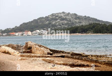 I resti dell'antico insediamento di Colentum possono essere visti nella foto di Murter, Croazia, il 31 marzo 2022. L'insediamento romano di Colentum era anche una città portuale, dati i resti di strutture portuali, ma anche l'area di Murter era di grande importanza per il traffico marittimo. I resti di mosaici trovati indicano che Colentum era una ricca città commerciale. Nel 15th ° secolo, un eminente Sibenik residente Juraj Sizgoric ha scritto circa l'esistenza di una città antica in quella posizione. Foto: Dusko Jaramaz/PIXSELL Foto Stock