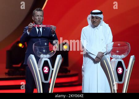 L'ex giocatore di calcio Lothar Matthaus mostra il Messico durante l'estrazione finale della Coppa del mondo FIFA Qatar 2022 al Doha Exhibition Center il 1 aprile 2022 a Doha, Qatar. Foto: Igor Kralj/PIXSELL Foto Stock