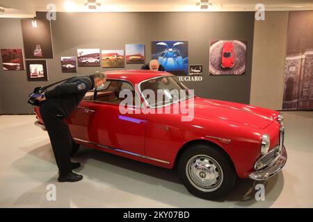 Un uomo guarda in 1980 Ferrari 308 GTR è raffigurato durante la mostra la Grande bellezza alla Galleria Kortil a Rijeka, Croazia, il 06 aprile 2022. La Grande bellezza è una mostra dedicata al design automobilistico italiano. Foto: Goran Kovacic/PIXSELL Foto Stock