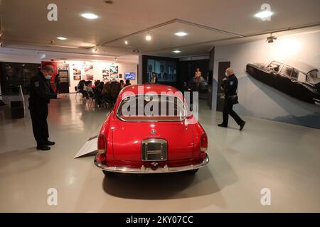 Un uomo scatta foto di 1980 Ferrari 308 GTR è raffigurato durante la mostra la Grande bellezza alla Galleria Kortil a Rijeka, Croazia, il 06 aprile 2022. La Grande bellezza è una mostra dedicata al design automobilistico italiano. Foto: Goran Kovacic/PIXSELL Foto Stock