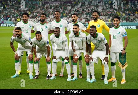 Giocatori dell'Arabia Saudita, fila posteriore, da sinistra a destra, Ali al-Bulaihi, Firas al-Buraikan, Mohamed Kanno, Ali al-Hassan, Mohammed al-Owais, Salem al-Dawsari, prima fila, Da sinistra a destra, Abdulelah al-Amri, Sultan al-Ghannam, Saud Abdulhamid, Saleh al-Shehri e Hassan al-Tambakti si allineano prima della partita di Coppa del mondo FIFA Group C allo stadio di Lusail a Lusail, Qatar. Data immagine: Mercoledì 30 novembre 2022. Foto Stock