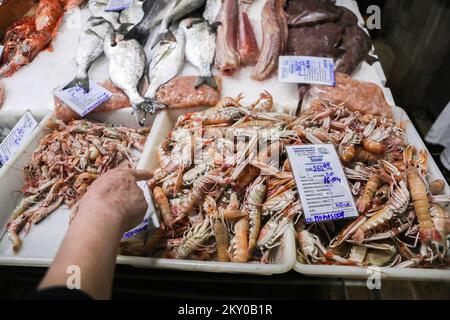 Pesce e gamberetti sono raffigurati in un mercato del pesce al mercato Dolac il Venerdì Santo, a Zagabria, Croazia, il 15 aprile 2022. Foto: Zeljko Hladika/PIXSELL Foto Stock