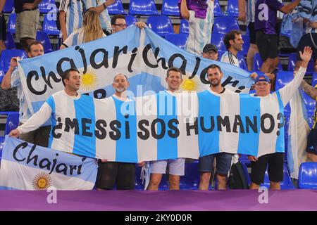 Doha, Qatar. 01st Dec, 2022. I fan argentini con i banner durante la partita di Coppa del mondo FIFA Qatar 2022 Group C tra Polonia e Argentina allo Stadio 974 di Doha, Qatar, il 30 novembre 2022. Foto di Peter Dovgan. Solo per uso editoriale, licenza richiesta per uso commerciale. Non è utilizzabile nelle scommesse, nei giochi o nelle pubblicazioni di un singolo club/campionato/giocatore. Credit: UK Sports Pics Ltd/Alamy Live News Foto Stock