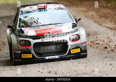 Adrien Fourmaux di Francia e Alexandre Coria di Francia gareggiano con il loro M-Sport Ford World Rally Team Ford Puma Rally1 durante lo shakedown in Day One del FIA World Rally Championship Croatia il 21 aprile 2022 a Samobor, Croazia. Foto: Luka Stanzl/Pixsell Foto Stock