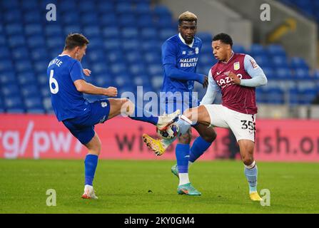 Cameron Archer di Aston Villa e Ryan Wintle della città di Cardiff durante il Peter Whittingham Memorial Match al Cardiff City Stadium. Data immagine: Mercoledì 30 novembre 2022. Foto Stock