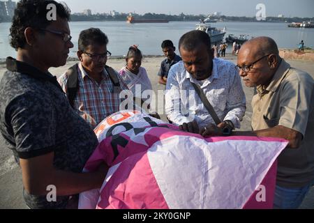 Kolkata, India. 30th Nov 2022. 30 novembre 2022, Kolkata, India: Un gruppo volontario organizza una campagna di prevenzione contro l'AIDS, tenendo la banda rossa sulla riva del fiume Ganges in vista della Giornata Mondiale contro l'AIDS, il 30 novembre 2022, a Kolkata City, India. (Foto di Biswarup Gangully/Eyepix Group/Sipa USA). Credit: Sipa USA/Alamy Live News Foto Stock