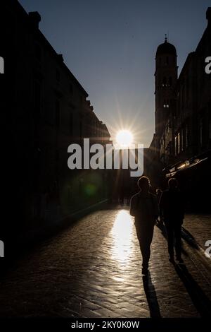 La gente si vede mentre cammina lungo Stradun e le strade della città vecchia di Dubrovnik nella sera di primavera con un bellissimo tramonto a Dubrovnik, Croazia, il 28 aprile 2022. Foto: Grgo Jelavic/PIXSELL Foto Stock