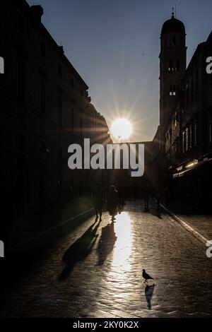 La gente si vede mentre cammina lungo Stradun e le strade della città vecchia di Dubrovnik nella sera di primavera con un bellissimo tramonto a Dubrovnik, Croazia, il 28 aprile 2022. Foto: Grgo Jelavic/PIXSELL Foto Stock