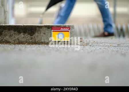 La gente cammina per la facciata di un edificio in miniatura nel passaggio pedonale come parte del progetto di Zagabria a Zagabria, Croazia, il 07 maggio 2022. Le installazioni in miniatura sembrano edifici reali di Zagrebâ facciate, vetrine, negozi e artigianato sono collocati nel centro di Zagabria. Foto: Slaven Branislav Babic/PIXSELL Foto Stock