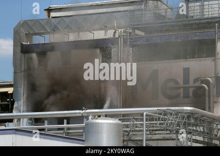 Un'esplosione e un incendio in un impianto chimico nel sud-est della Slovenia hanno ferito almeno 20 persone e le autorità hanno esortato i residenti nelle vicinanze a rimanere al chiuso.Images dalla scena ha mostrato fumo nero che sgombera dalla fabbrica. I residenti locali hanno detto che l'esplosione ha scosso l'intera zona. La città di Kocevje è circa 55km km (30 miglia) a sud-est di Lubiana, ha una popolazione di circa 8.000 abitanti. Secondo le autorità due persone hanno subito gravi ustioni e sono state trasferite in un ospedale nella capitale di Sloveniaâ, Lubiana. Altri due mancavano. La fabbrica di Melamin ha circa 200 dipendenti, a Kocevje, Slovenia, o Foto Stock