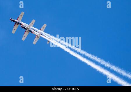 La squadra di aeronautica croata, Wings of Storm (Krila Oluje), si esibirà durante la presentazione del nuovo programma di volo e la presentazione di due nuovi membri, a Zara, il 16 maggio 2022. Sono più noti per la loro routine di esposizione altamente sofisticata e impegnativa, tra cui le bancarelle di volo a specchio e formazione. Foto: Dino Stanin/PIXSELL Foto Stock