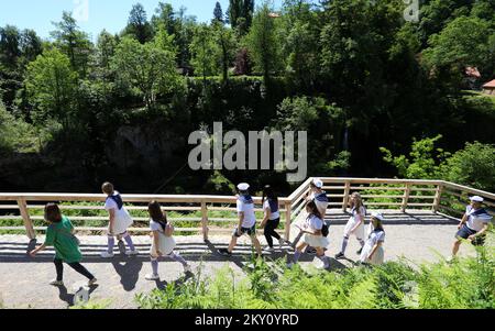 I turisti godono al fiume Slunjcica nel villaggio di Rastoke vicino Slunj, Croazia, il 19 maggio 2022. A Rastoke, il fiume Slunjcica si divide in diversi rami fluendo attraverso cascate e piccole cascate nel fiume Korana. Foto: Kristina Stedul Fabac/PIXSELL Foto Stock