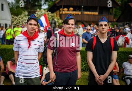 La foto mostra i sostenitori di Josip Broz Tito di fronte al suo luogo di nascita a Kumrovec, Croazia, il 21 maggio 2022. L'Associazione delle Società 'Josip Broz Tito' di Croazia celebra la Giornata della Gioventù, e dalla mattina i visitatori si sono riuniti a Kumrovec. La Giornata della Gioventù è stata celebrata nella ex Jugoslavia in questo giorno, in occasione del compleanno del Presidente e Maresciallo della Repubblica Socialista Federale di Jugoslavia (SFRY) Josip Broz Tito. Foto: Josip Regovic/PIXSELL Foto Stock