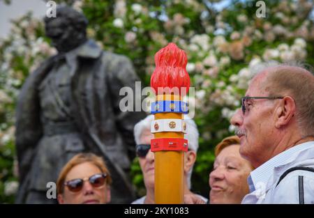 La foto mostra i sostenitori di Josip Broz Tito di fronte al suo luogo di nascita a Kumrovec, Croazia, il 21 maggio 2022. L'Associazione delle Società 'Josip Broz Tito' di Croazia celebra la Giornata della Gioventù, e dalla mattina i visitatori si sono riuniti a Kumrovec. La Giornata della Gioventù è stata celebrata nella ex Jugoslavia in questo giorno, in occasione del compleanno del Presidente e Maresciallo della Repubblica Socialista Federale di Jugoslavia (SFRY) Josip Broz Tito. Foto: Josip Regovic/PIXSELL Foto Stock