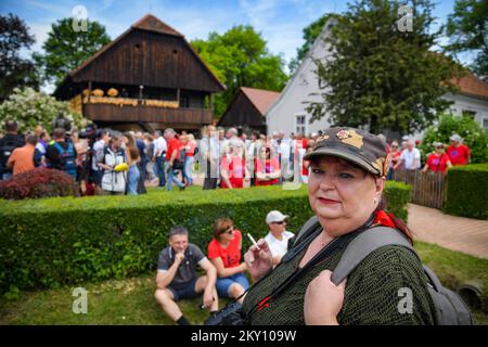 La foto mostra i sostenitori di Josip Broz Tito di fronte al suo luogo di nascita a Kumrovec, Croazia, il 21 maggio 2022. L'Associazione delle Società 'Josip Broz Tito' di Croazia celebra la Giornata della Gioventù, e dalla mattina i visitatori si sono riuniti a Kumrovec. La Giornata della Gioventù è stata celebrata nella ex Jugoslavia in questo giorno, in occasione del compleanno del Presidente e Maresciallo della Repubblica Socialista Federale di Jugoslavia (SFRY) Josip Broz Tito. Foto: Josip Regovic/PIXSELL Foto Stock