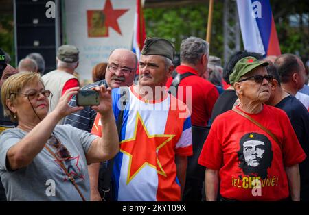 La foto mostra i sostenitori di Josip Broz Tito di fronte al suo luogo di nascita a Kumrovec, Croazia, il 21 maggio 2022. L'Associazione delle Società 'Josip Broz Tito' di Croazia celebra la Giornata della Gioventù, e dalla mattina i visitatori si sono riuniti a Kumrovec. La Giornata della Gioventù è stata celebrata nella ex Jugoslavia in questo giorno, in occasione del compleanno del Presidente e Maresciallo della Repubblica Socialista Federale di Jugoslavia (SFRY) Josip Broz Tito. Foto: Josip Regovic/PIXSELL Foto Stock