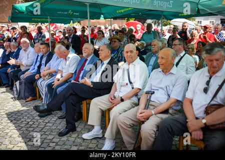 La foto mostra i sostenitori di Josip Broz Tito di fronte al suo luogo di nascita a Kumrovec, Croazia, il 21 maggio 2022. L'Associazione delle Società 'Josip Broz Tito' di Croazia celebra la Giornata della Gioventù, e dalla mattina i visitatori si sono riuniti a Kumrovec. La Giornata della Gioventù è stata celebrata nella ex Jugoslavia in questo giorno, in occasione del compleanno del Presidente e Maresciallo della Repubblica Socialista Federale di Jugoslavia (SFRY) Josip Broz Tito. Foto: Josip Regovic/PIXSELL Foto Stock