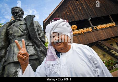 La foto mostra i sostenitori di Josip Broz Tito di fronte al suo luogo di nascita a Kumrovec, Croazia, il 21 maggio 2022. L'Associazione delle Società 'Josip Broz Tito' di Croazia celebra la Giornata della Gioventù, e dalla mattina i visitatori si sono riuniti a Kumrovec. La Giornata della Gioventù è stata celebrata nella ex Jugoslavia in questo giorno, in occasione del compleanno del Presidente e Maresciallo della Repubblica Socialista Federale di Jugoslavia (SFRY) Josip Broz Tito. Foto: Josip Regovic/PIXSELL Foto Stock