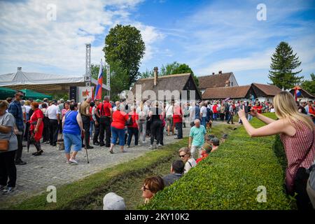 La foto mostra i sostenitori di Josip Broz Tito di fronte al suo luogo di nascita a Kumrovec, Croazia, il 21 maggio 2022. L'Associazione delle Società 'Josip Broz Tito' di Croazia celebra la Giornata della Gioventù, e dalla mattina i visitatori si sono riuniti a Kumrovec. La Giornata della Gioventù è stata celebrata nella ex Jugoslavia in questo giorno, in occasione del compleanno del Presidente e Maresciallo della Repubblica Socialista Federale di Jugoslavia (SFRY) Josip Broz Tito. Foto: Josip Regovic/PIXSELL Foto Stock