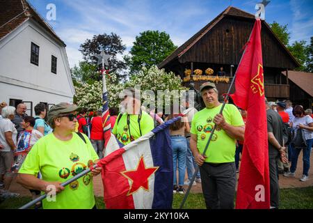 La foto mostra i sostenitori di Josip Broz Tito di fronte al suo luogo di nascita a Kumrovec, Croazia, il 21 maggio 2022. L'Associazione delle Società 'Josip Broz Tito' di Croazia celebra la Giornata della Gioventù, e dalla mattina i visitatori si sono riuniti a Kumrovec. La Giornata della Gioventù è stata celebrata nella ex Jugoslavia in questo giorno, in occasione del compleanno del Presidente e Maresciallo della Repubblica Socialista Federale di Jugoslavia (SFRY) Josip Broz Tito. Foto: Josip Regovic/PIXSELL Foto Stock