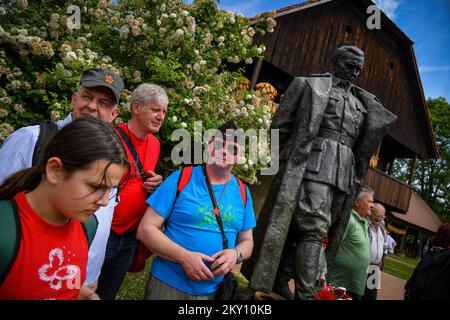La foto mostra i sostenitori di Josip Broz Tito di fronte al suo luogo di nascita a Kumrovec, Croazia, il 21 maggio 2022. L'Associazione delle Società 'Josip Broz Tito' di Croazia celebra la Giornata della Gioventù, e dalla mattina i visitatori si sono riuniti a Kumrovec. La Giornata della Gioventù è stata celebrata nella ex Jugoslavia in questo giorno, in occasione del compleanno del Presidente e Maresciallo della Repubblica Socialista Federale di Jugoslavia (SFRY) Josip Broz Tito. Foto: Josip Regovic/PIXSELL Foto Stock