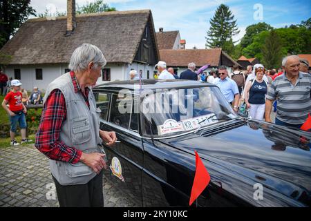La foto mostra i sostenitori di Josip Broz Tito di fronte al suo luogo di nascita a Kumrovec, Croazia, il 21 maggio 2022. L'Associazione delle Società 'Josip Broz Tito' di Croazia celebra la Giornata della Gioventù, e dalla mattina i visitatori si sono riuniti a Kumrovec. La Giornata della Gioventù è stata celebrata nella ex Jugoslavia in questo giorno, in occasione del compleanno del Presidente e Maresciallo della Repubblica Socialista Federale di Jugoslavia (SFRY) Josip Broz Tito. Foto: Josip Regovic/PIXSELL Foto Stock
