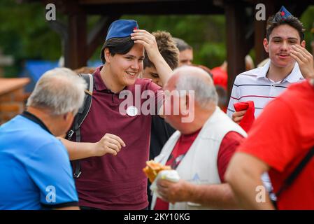 La foto mostra i sostenitori di Josip Broz Tito di fronte al suo luogo di nascita a Kumrovec, Croazia, il 21 maggio 2022. L'Associazione delle Società 'Josip Broz Tito' di Croazia celebra la Giornata della Gioventù, e dalla mattina i visitatori si sono riuniti a Kumrovec. La Giornata della Gioventù è stata celebrata nella ex Jugoslavia in questo giorno, in occasione del compleanno del Presidente e Maresciallo della Repubblica Socialista Federale di Jugoslavia (SFRY) Josip Broz Tito. Foto: Josip Regovic/PIXSELL Foto Stock