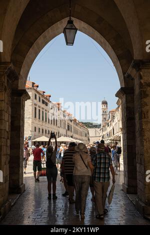 I turisti possono fare una passeggiata durante una giornata di sole a Dubrovnik, Croazia, il 23 maggio 2022. Durante la settimana fino al fine settimana, circa 9.500 ospiti hanno soggiornato a Dubrovnik, che è quasi otto volte più di in questo periodo l'anno scorso, e il 57 per cento del numero nello stesso periodo nel record anno turistico del 2019. Foto: Grgo Jelavic/PIXSELL Foto Stock