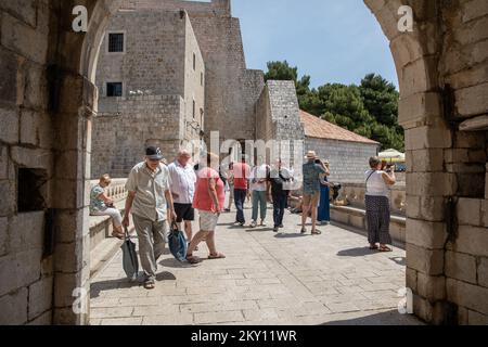 I turisti possono fare una passeggiata durante una giornata di sole a Dubrovnik, Croazia, il 23 maggio 2022. Durante la settimana fino al fine settimana, circa 9.500 ospiti hanno soggiornato a Dubrovnik, che è quasi otto volte più di in questo periodo l'anno scorso, e il 57 per cento del numero nello stesso periodo nel record anno turistico del 2019. Foto: Grgo Jelavic/PIXSELL Foto Stock