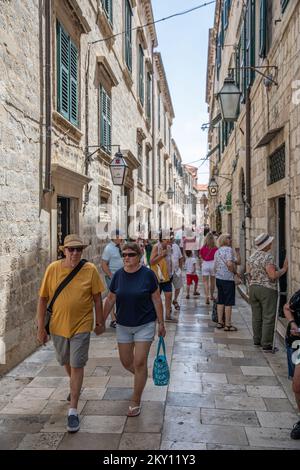 I turisti possono fare una passeggiata durante una giornata di sole a Dubrovnik, Croazia, il 23 maggio 2022. Durante la settimana fino al fine settimana, circa 9.500 ospiti hanno soggiornato a Dubrovnik, che è quasi otto volte più di in questo periodo l'anno scorso, e il 57 per cento del numero nello stesso periodo nel record anno turistico del 2019. Foto: Grgo Jelavic/PIXSELL Foto Stock