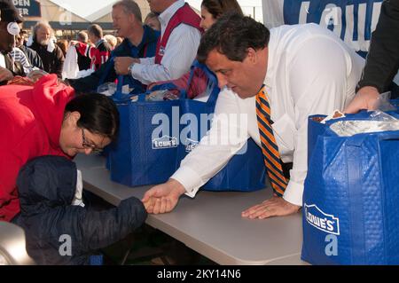 Gov Christie di NJ aiuta a distribuire cene di tacchino a Supers. New Jersey Hurricane Sandy. Fotografie relative a disastri e programmi, attività e funzionari di gestione delle emergenze Foto Stock
