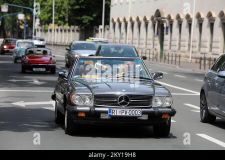 Il tradizionale Rally di Opatija organizzato dal Club di Rally Oldtimer classico di Liburnia si è tenuto a Rijek il 4 giugno 2022. Dopo una pausa di due anni a causa della pandemia, i veicoli storici hanno guidato da Opatija, attraverso il centro di Rijeka a Vinodol, la loro ultima fermata. Questo evento attira molta attenzione da parte dei visitatori che hanno la possibilità di vedere auto di lusso che, nonostante i decenni di longevità e grazie agli sforzi dei loro proprietari, sembrano ancora nuove. Foto: Goran Kovacic/PIXSELL Foto Stock