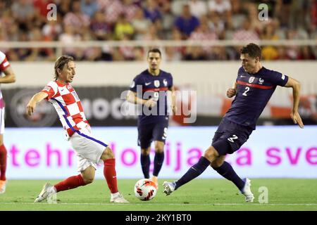 SPLIT, CROAZIA - 06 GIUGNO: Luka Modric della Croazia compete per una palla Benjamin Pavard della Francia durante la Lega delle Nazioni UEFA Una partita del Gruppo 1 tra Croazia e Francia allo Stadion Poljud il 6 giugno 2022 a Spalato, Croazia. Foto: Luka Stanzl/PIXSELL Foto Stock