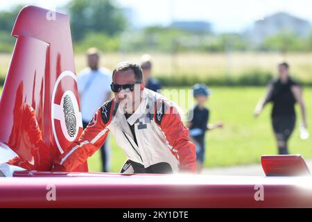 Peter Podlunsek, un esperto pilota acrobatico Red Bull, volò sopra Rimac Nevera ad un'altezza di pochi metri in un aereo sportivo il 11 giugno 2022. Il volo su Rimac Nevera, la vettura più veloce del mondo, fa parte del progetto "Fly Over", che mira a promuovere la Croazia, ed è sostenuto da un team di un'organizzazione croata chiamata Clean Fellas. Si tratta di un incontro di tre giorni che dura da venerdì a domenica e che riunirà i proprietari di automobili rare provenienti da ben 16 paesi europei. Foto: Vjeran Zganec Rogulja Foto Stock