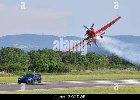 Peter Podlunsek, un esperto pilota acrobatico Red Bull, volò sopra Rimac Nevera ad un'altezza di pochi metri in un aereo sportivo il 11 giugno 2022. Il volo su Rimac Nevera, la vettura più veloce del mondo, fa parte del progetto "Fly Over", che mira a promuovere la Croazia, ed è sostenuto da un team di un'organizzazione croata chiamata Clean Fellas. Si tratta di un incontro di tre giorni che dura da venerdì a domenica e che riunirà i proprietari di automobili rare provenienti da ben 16 paesi europei. Foto: Vjeran Zganec Rogulja Foto Stock