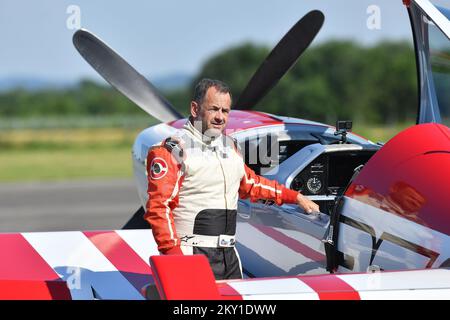 Peter Podlunsek, un esperto pilota acrobatico Red Bull, volò sopra Rimac Nevera ad un'altezza di pochi metri in un aereo sportivo il 11 giugno 2022. Il volo su Rimac Nevera, la vettura più veloce del mondo, fa parte del progetto "Fly Over", che mira a promuovere la Croazia, ed è sostenuto da un team di un'organizzazione croata chiamata Clean Fellas. Si tratta di un incontro di tre giorni che dura da venerdì a domenica e che riunirà i proprietari di automobili rare provenienti da ben 16 paesi europei. Foto: Vjeran Zganec Rogulja Foto Stock