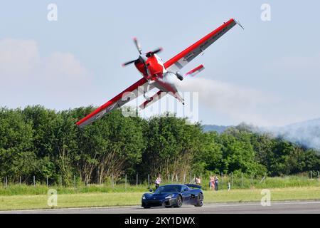 Peter Podlunsek, un esperto pilota acrobatico Red Bull, volò sopra Rimac Nevera ad un'altezza di pochi metri in un aereo sportivo il 11 giugno 2022. Il volo su Rimac Nevera, la vettura più veloce del mondo, fa parte del progetto "Fly Over", che mira a promuovere la Croazia, ed è sostenuto da un team di un'organizzazione croata chiamata Clean Fellas. Si tratta di un incontro di tre giorni che dura da venerdì a domenica e che riunirà i proprietari di automobili rare provenienti da ben 16 paesi europei. Foto: Vjeran Zganec Rogulja Foto Stock