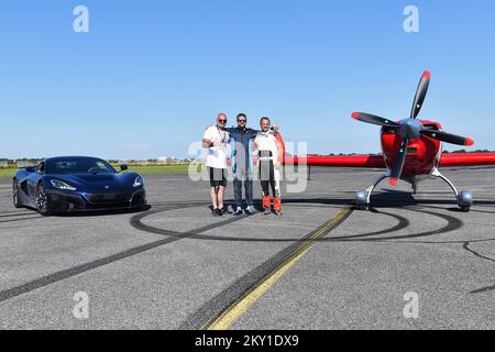 Peter Podlunsek, un esperto pilota acrobatico Red Bull, volò sopra Rimac Nevera ad un'altezza di pochi metri in un aereo sportivo il 11 giugno 2022. Il volo su Rimac Nevera, la vettura più veloce del mondo, fa parte del progetto "Fly Over", che mira a promuovere la Croazia, ed è sostenuto da un team di un'organizzazione croata chiamata Clean Fellas. Si tratta di un incontro di tre giorni che dura da venerdì a domenica e che riunirà i proprietari di automobili rare provenienti da ben 16 paesi europei. Foto: Vjeran Zganec Rogulja Foto Stock